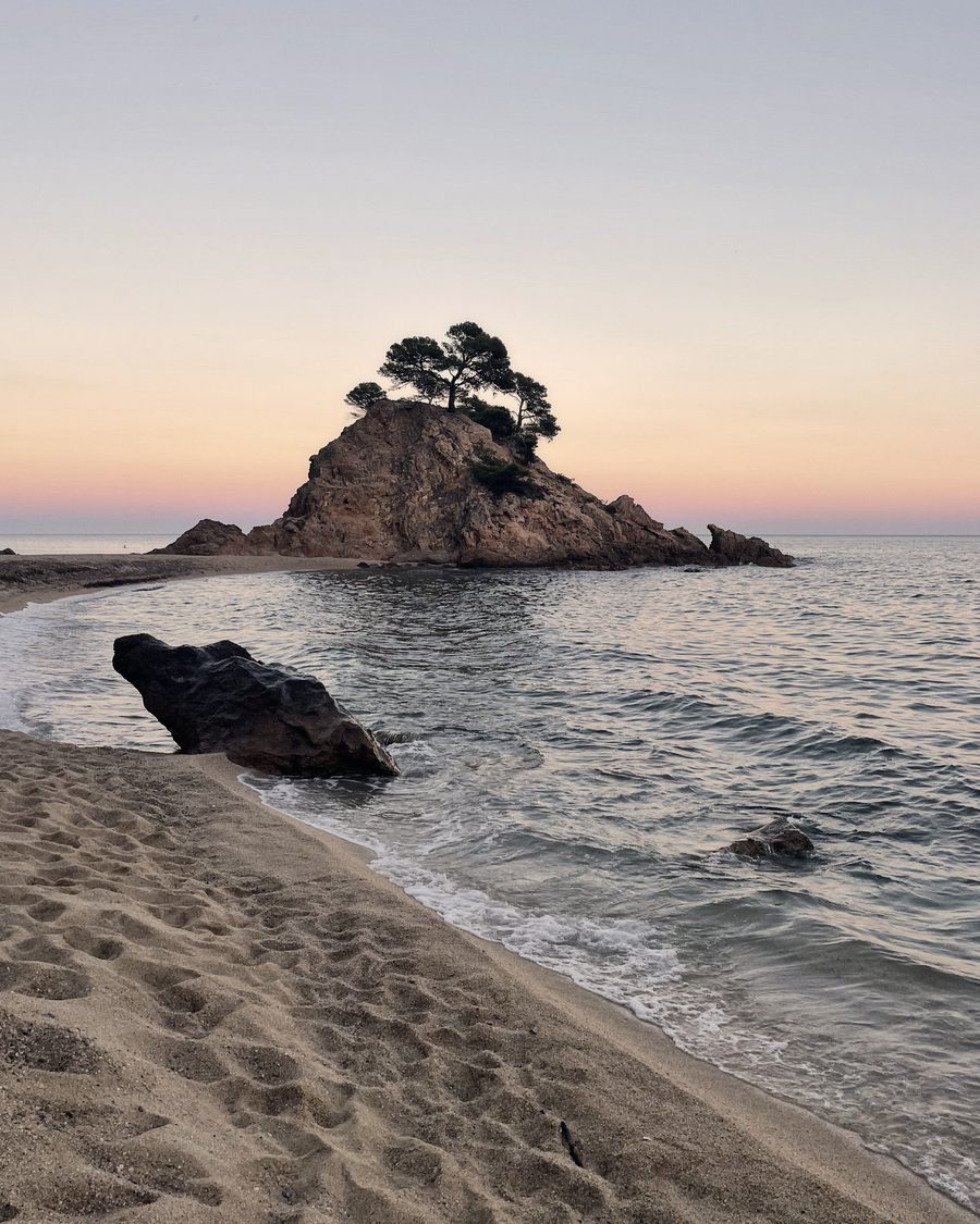 L’illot de Cap Roig, a Calonge i Sant Antoni, sis minuts abans de la posta